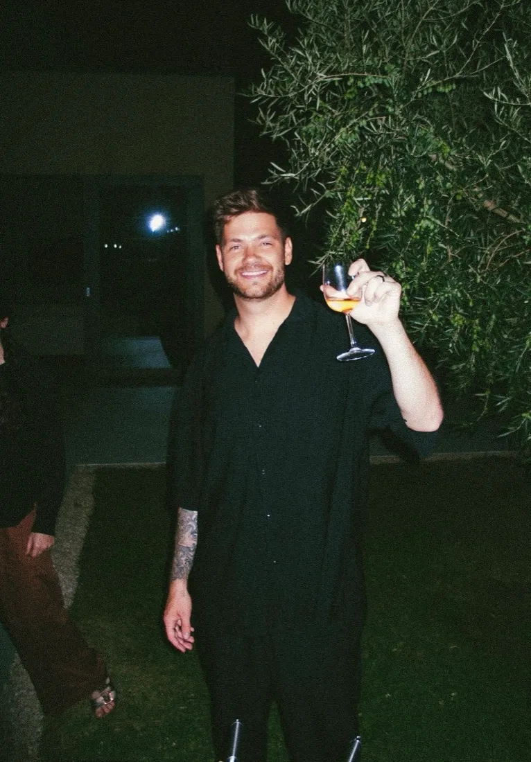 Julian abends im Garten mit einem Glas Wein