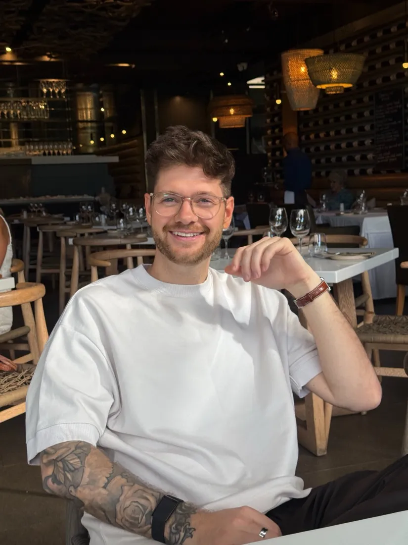 Julian lachend an einem Tisch im Restaurant